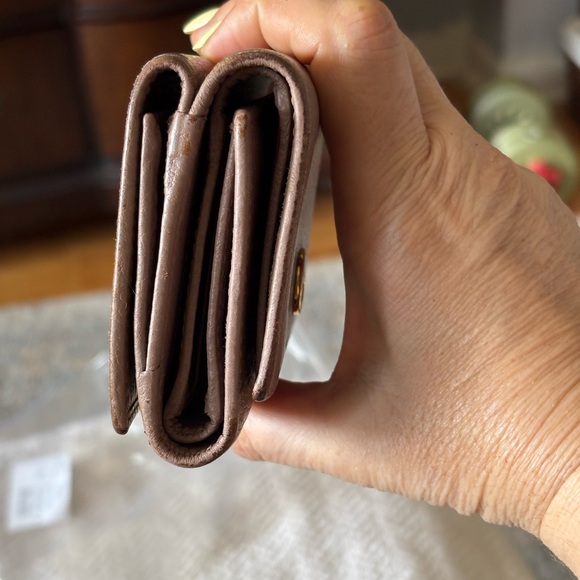 Gucci Taupe marmot small trifold Leather Wallet with Gold Logo - Picture 14 of 15